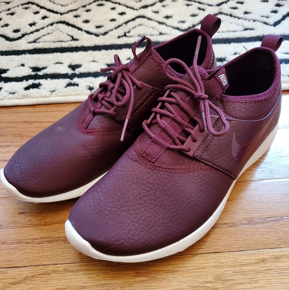 Women's Nike Athletic Shoes | Size 9 | Maroon | EUC